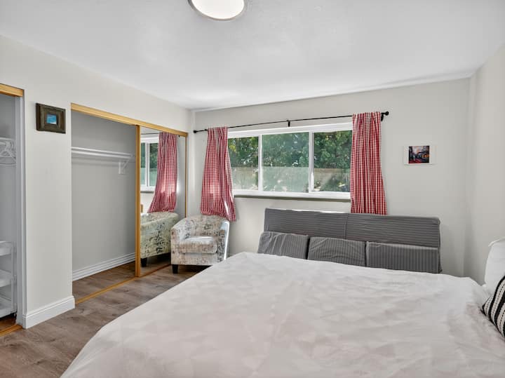 Внатрешен простор, стол, мебел, кревет, под