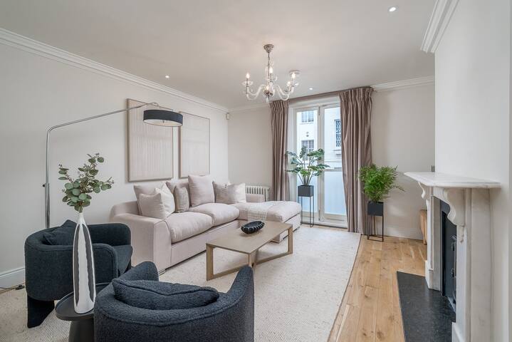 ​Elegant 3-Bed Knightsbridge House with Terrace