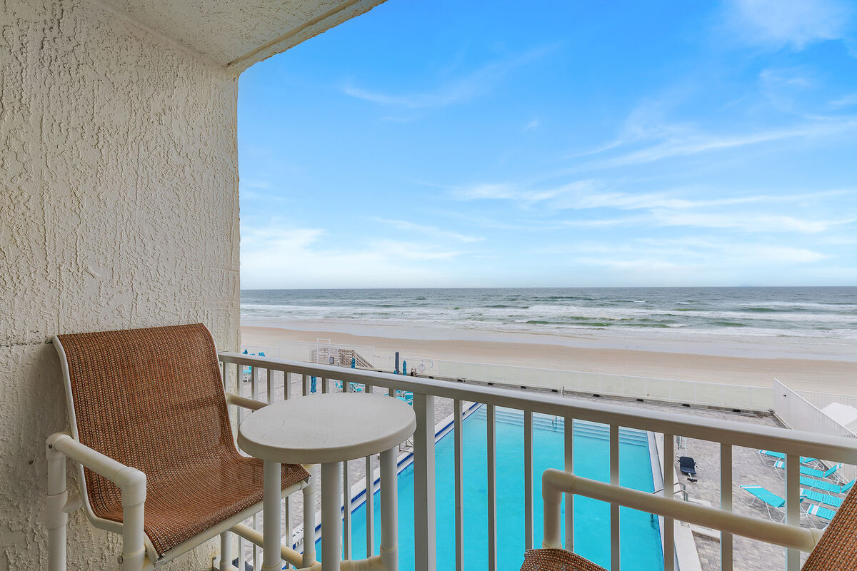 Cozy Oceanfront Escape w/ Balcony & Walkable Fun - Condos zur Miete in ...