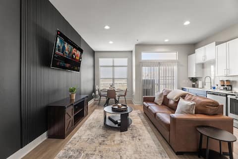 Successful Airbnb property: Skyline Escape/FIFA WC /King Bed /Sauna /DT View in Deep Ellum