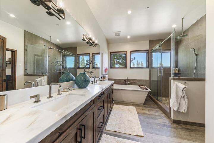 Schaffer’s Mill Luxury Home, Hot Tub, Golf & Mount