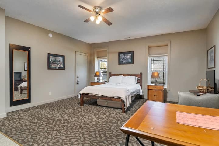 205 Bright Studio Near Hospitals And Downtown - Indianapolis, IN