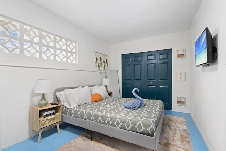 Светла и привлекателна спалня, предназначена за спокойни нощи и релаксиращи сутрини по време на почивка.
