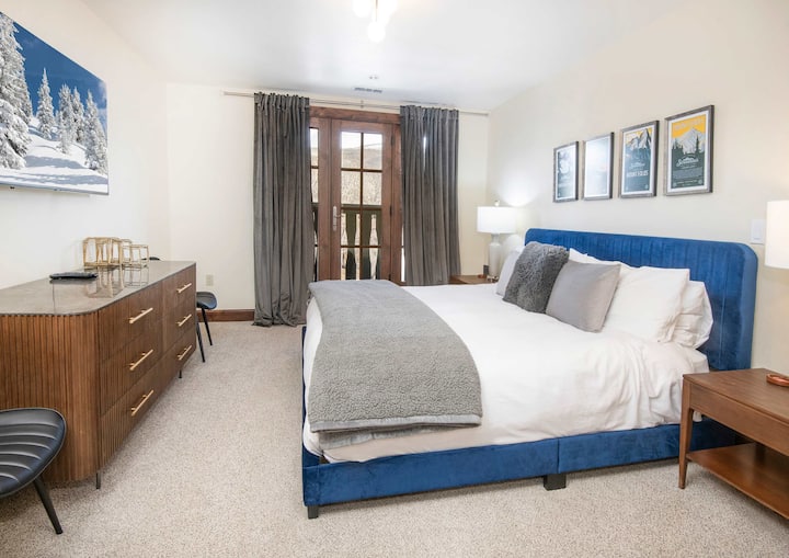 Spálňa 1: veľká manželská posteľ, šatník, Smart TV