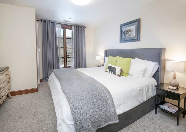 Spálňa 2: veľká manželská posteľ, šatník, Smart TV