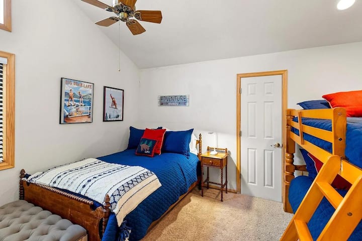 Dhoma e gjumit 3 - Krevat dopio/dopio, niveli kryesor, televizor inteligjent me ekran të sheshtë (4 persona)