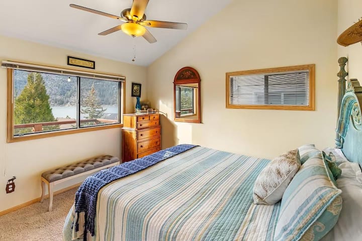 Dhoma e gjumit 2 - Krevat dopio "Queen", nivel i sipërm, planimetri e gjerë, karrige ndenjjeje, dollap me rrota, banjë brenda në suitë me vaskë/dush (2 persona)