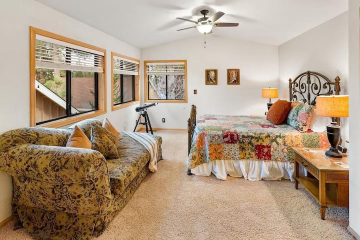 Dhoma e gjumit 1 - Krevat dopio "king", niveli kryesor, pamje nga liqeni, tavan i harkuar, ventilator tavani, banjë brenda në suitë me dush spa (2 persona)