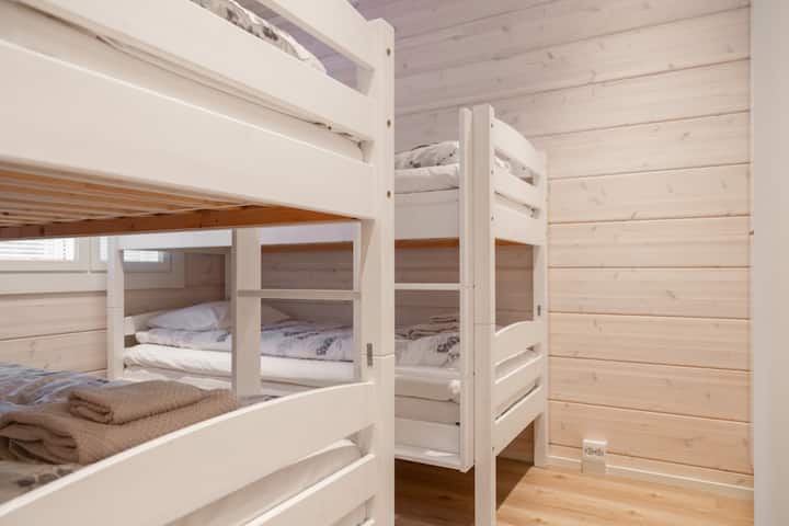 Перфектна за семейства или групи, тази светла стая увеличава пространството с две здрави двуетажни легла.