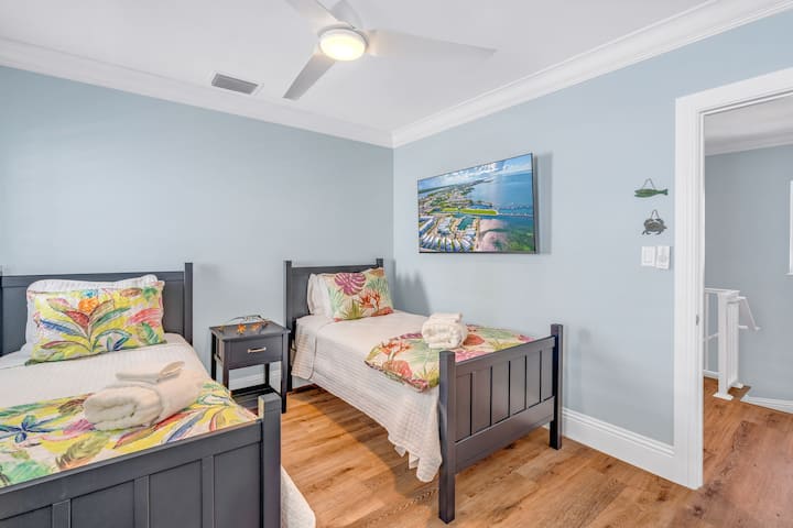 Idéale pour les enfants ou les invités supplémentaires, cette chambre à deux lits offre confort, style et flexibilité aux familles séjournant à Emerald Shores.