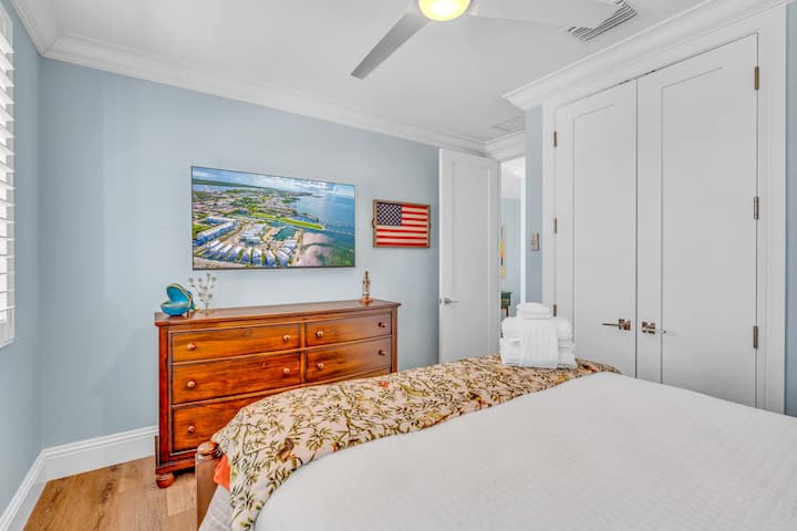 Confortable et accueillante, cette chambre avec lit queen est idéale pour les familles ou les petits groupes, avec son décor côtier moderne et son accès facile à une salle de bain partagée.