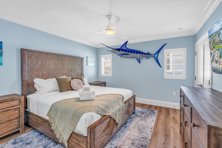 Reposez-vous confortablement dans cette spacieuse chambre avec lit king-size, télévision connectée, décoration élégante de style côtier et suffisamment d'espace pour un séjour relaxant.