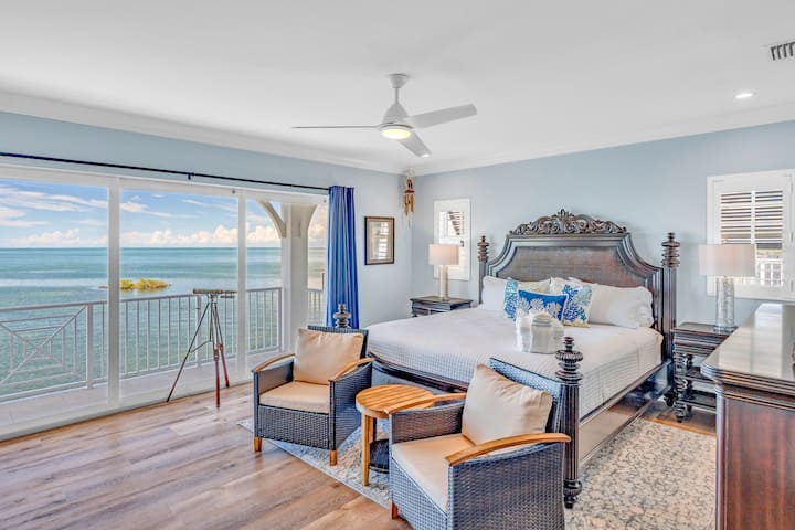 Réveillez-vous avec une vue imprenable sur le golfe depuis cette luxueuse suite parentale, dotée d'un lit king-size, d'un balcon privé et d'un design côtier serein, idéal pour une détente absolue.