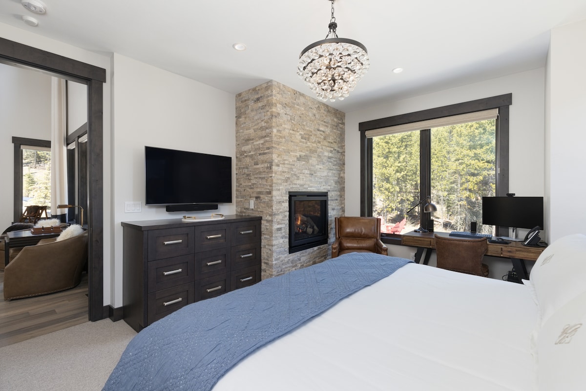 Dormitorio principal en la planta principal con baño privado