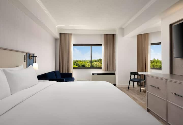 Pets Allowed! King Room With Pool And Free Shuttle - Harrison, NY