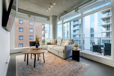 Top performing Airbnb: Cozy Downtown Retreat with Stunning River Views in Downtown East Village