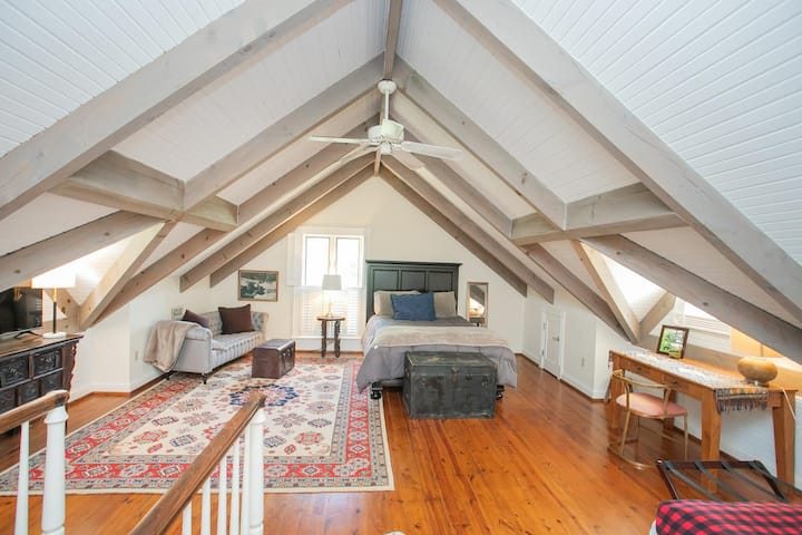 Spavaća soba 5 (loft 2) ima bračni krevet i 2 jednokrevetna ležaja