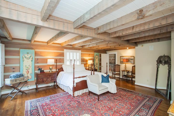 U 2. spavaćoj sobi nalazi se veliki bračni krevet, televizor, kamin i kupaonica.