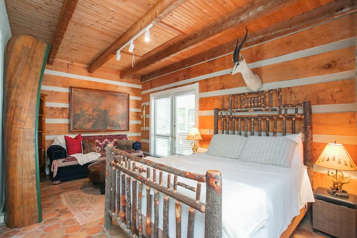 Spavaća soba 7 ima bračni krevet, kuhinju i kupaonicu.