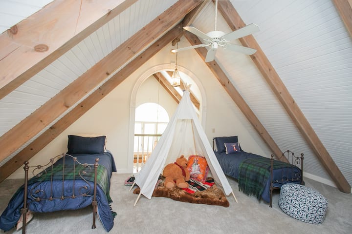 4. spavaća soba (Loft 1) ima 2 kreveta za jednu osobu