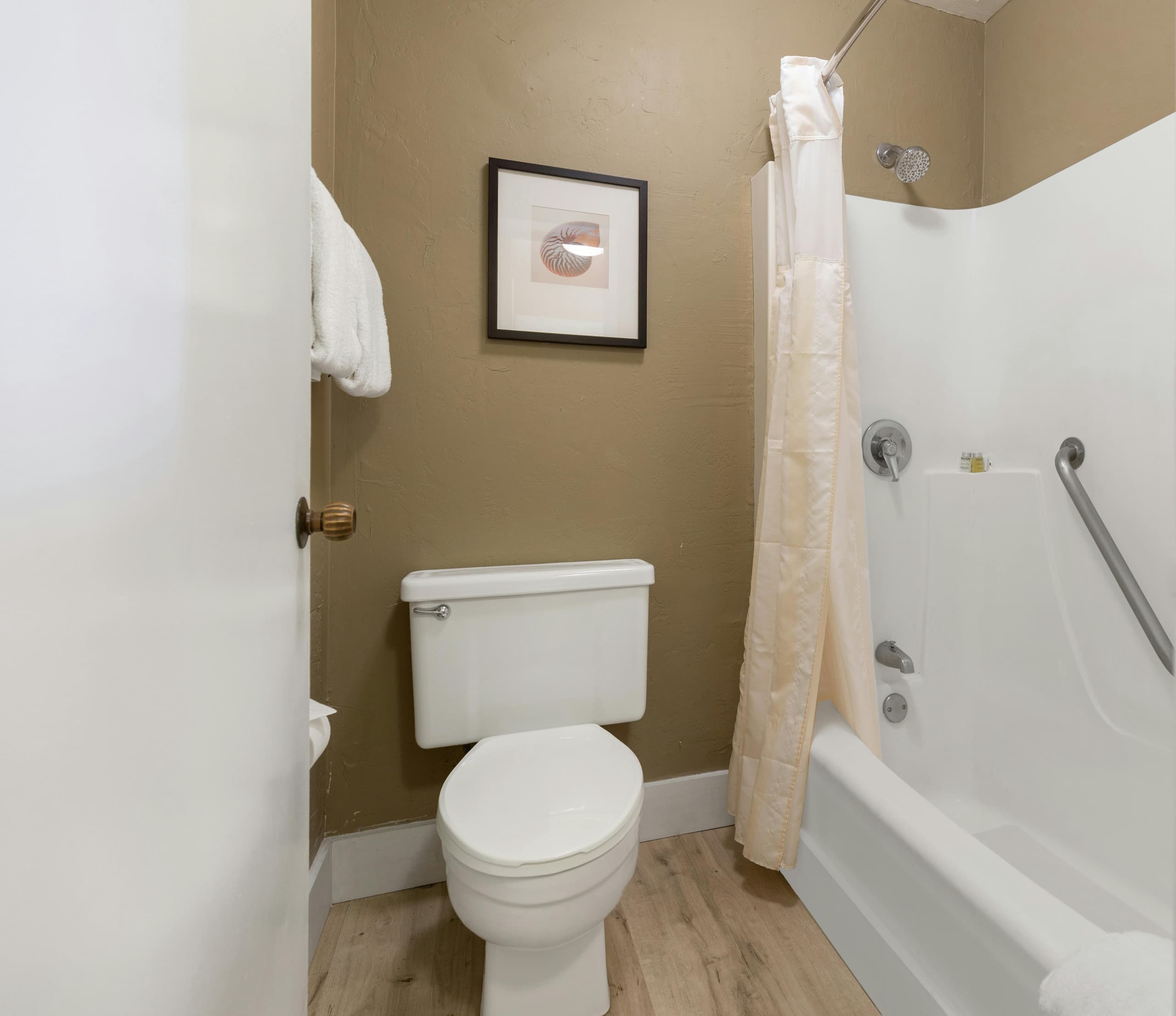 Standard one bedroom suite 2 double bed with sofa - Photo 6