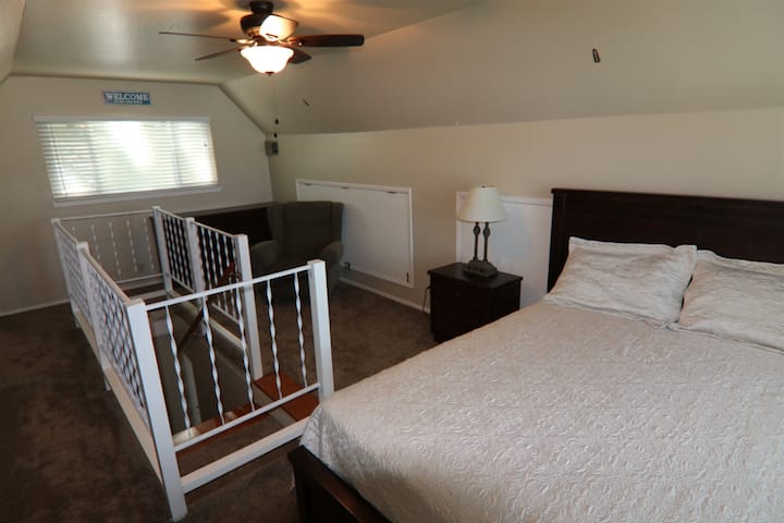 Mbi dhomën kryesore të gjumit, dhoma jonë e gjumit 2.