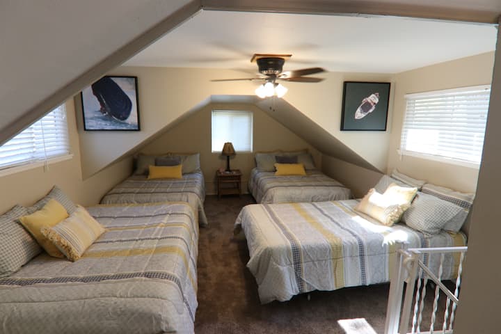 Dhoma e gjumit me 4 loft i hapur, i përsosur për fëmijët.