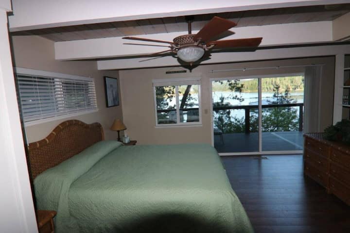 Zotëro dhomën e gjumit me rrëshqitës privat për të zbukuruar dhe pamje.