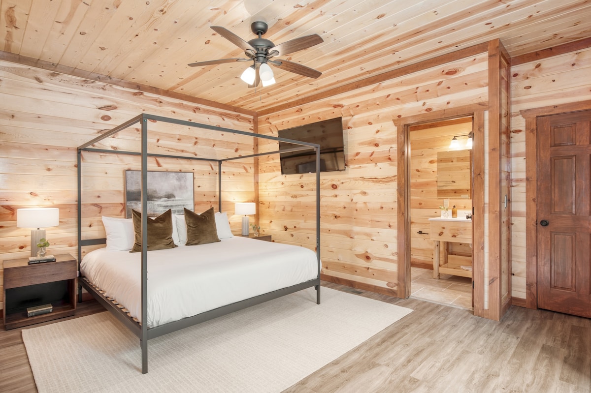 Главната спална соба има брачен кревет (широк 180-220 см).