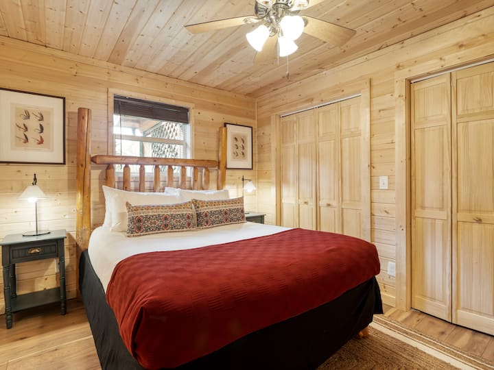 تحتوي غرفة النوم 4 على سرير بحجم كبير.