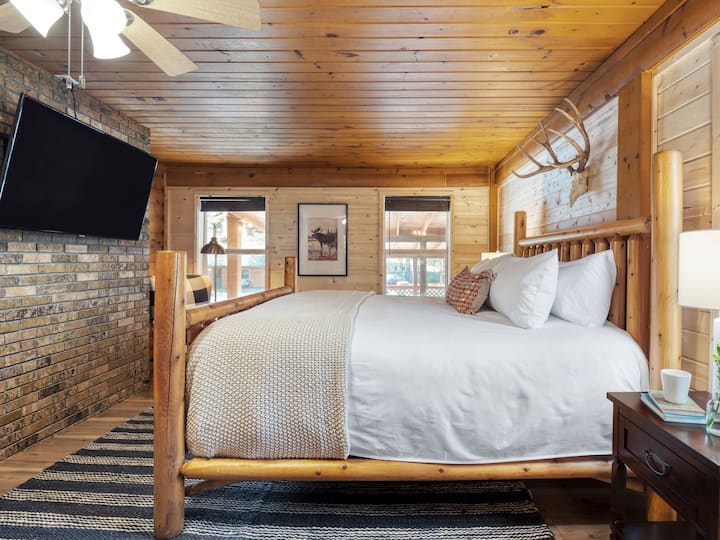 تحتوي غرفة النوم الرئيسية على سرير بمقاس كبير.