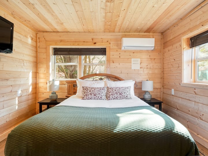 تقع غرفة النوم 5 في بيت الضيافة وتتميز بسرير بحجم كبير.