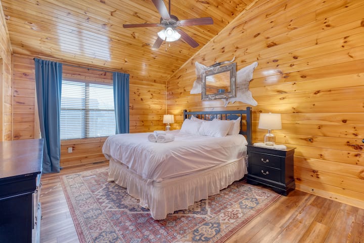 Primárna spálňa má manželskú posteľ a vlastnú kúpeľňu.