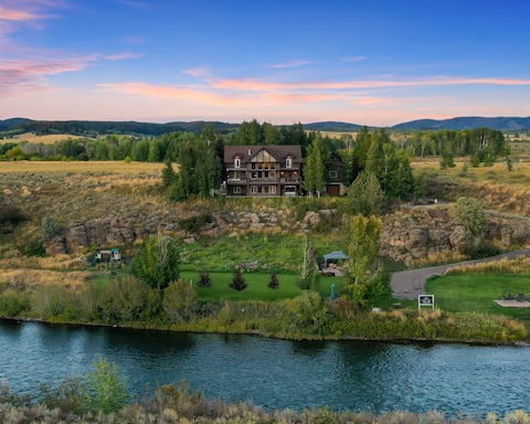 Riverfront Luxury, Sleeps 41, Hot Tub, Game Rooms!