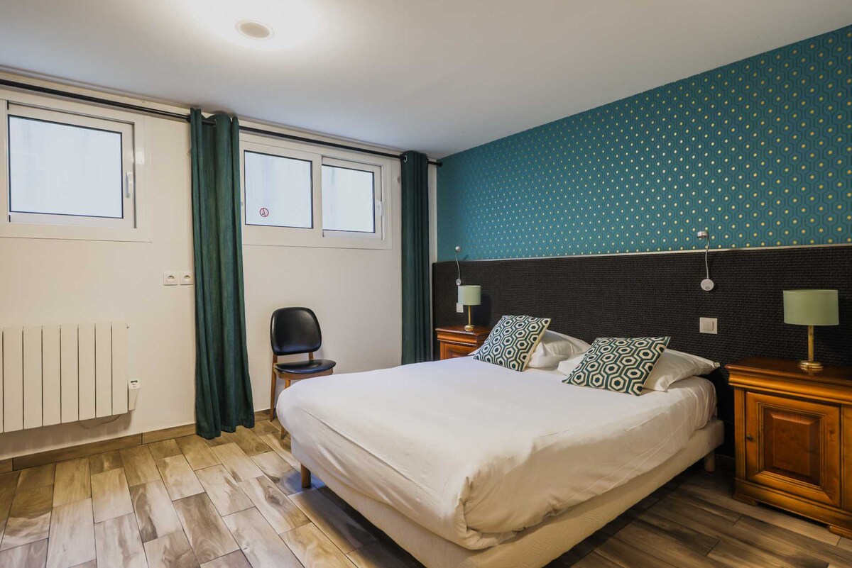 Štýlová izba: Vychutnajte si pokojné noci v elegantnej izbe vybavenej pohodlnou manželskou posteľou (160 x 200 cm) pre výnimočný zážitok zo spánku.