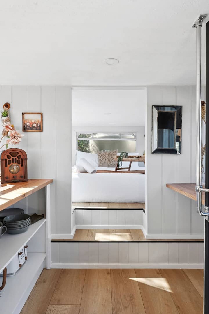 ชั้นแรก: ห้องครัวเล็กและห้องนอนใหญ่