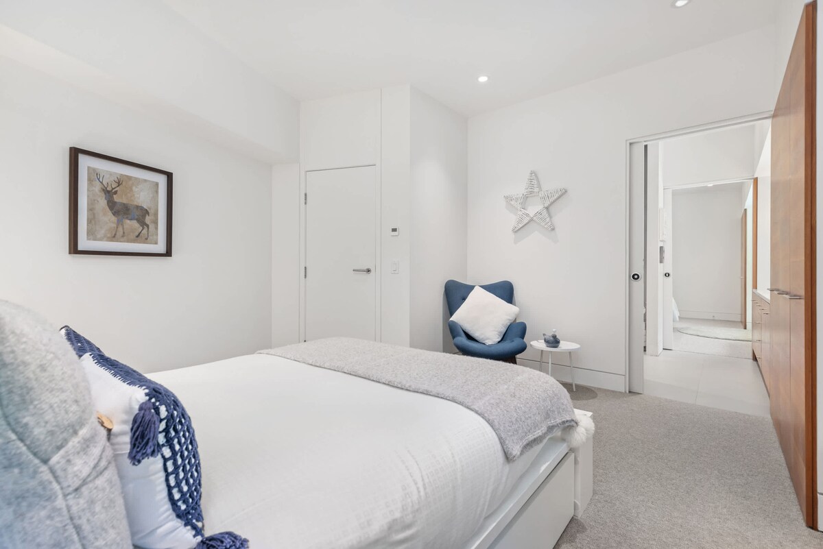 - Chambre confortable avec des tons apaisants et une literie moelleuse  
- Un décor soigné et un éclairage doux invitent à la détente  
- Parfait pour se détendre après des aventures en montagne  
