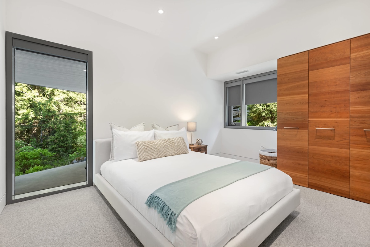 - Chambre paisible avec décor blanc éclatant et armoires en bois  
- De grandes fenêtres invitent à la lumière et à la verdure de la montagne  
- Une escapade rafraîchissante conçue pour un confort reposant  
