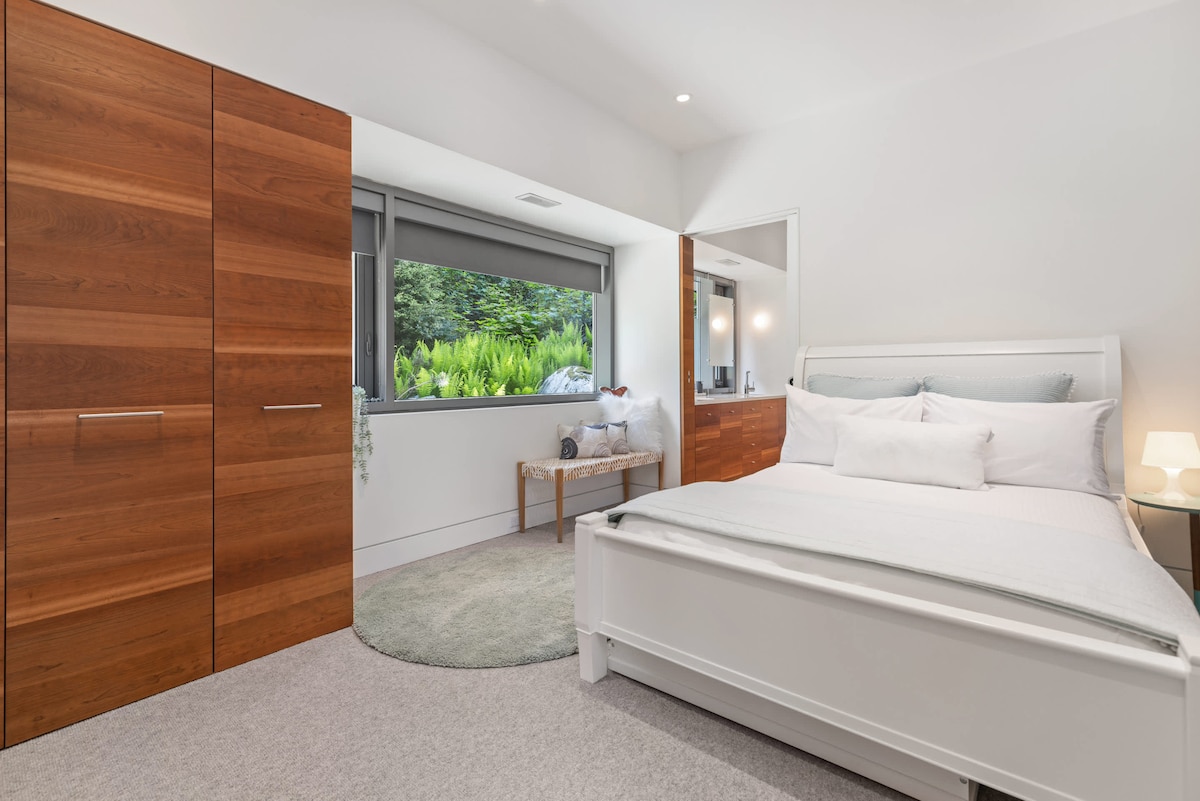 - Chambre lumineuse avec de grandes fenêtres et des accents de bois naturel  
- La literie blanche et les vues sur la verdure créent de la sérénité  
- Conçu pour des nuits reposantes et des matins paisibles  