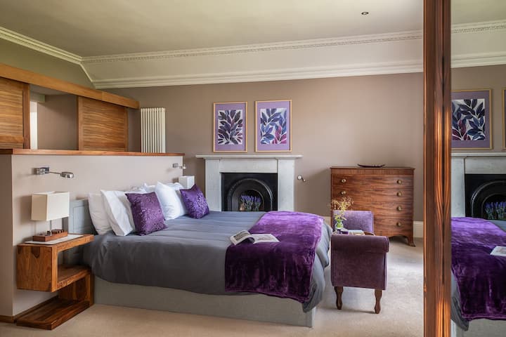 חדר השינה הראשי ב-Quarter House, Scottish Borders