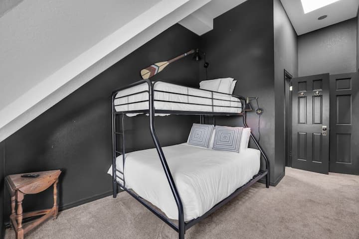 Dhoma e tretë e gjumit është e shkëlqyer për t 'u ndarë me një krevat dopio mbi një krevat marinari të plotë, një televizor të montuar me ekran të sheshtë dhe një karrige pranë dritares së madhe me pamje nga qyteti.