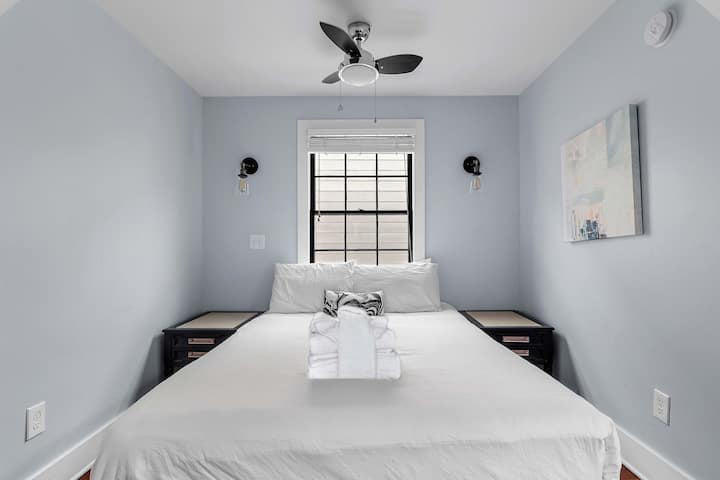 Спална соба 2: брачен кревет (широк 150 см)