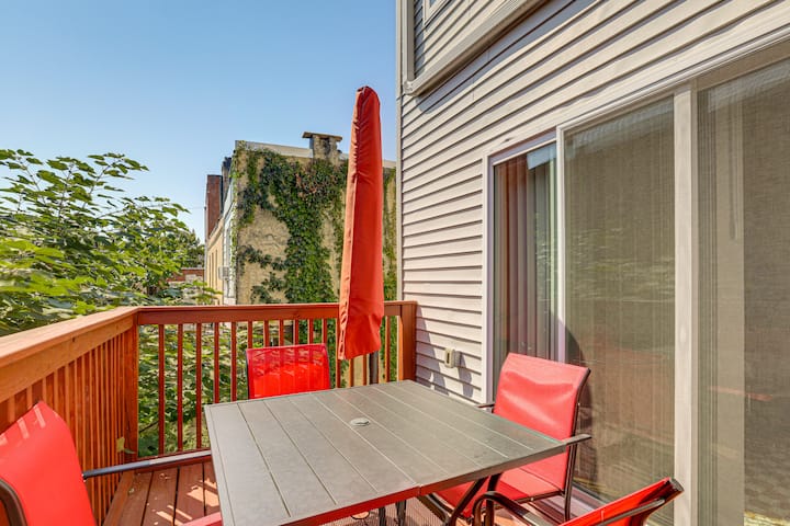 Remote Work Hub: Philly Condo 3 Mi To Center City! - Philadelphia, PA