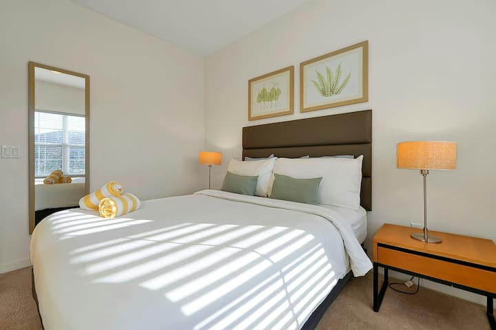 Baada ya siku ya jasura, pumzika kwa starehe ya kitanda cha malkia. Kama vile kila kumbukumbu ya likizo ni ya kipekee, rangi za ukuta na mbao za kichwa zinaweza kutofautiana, na kuongeza mguso binafsi kwenye ukaaji wako.

