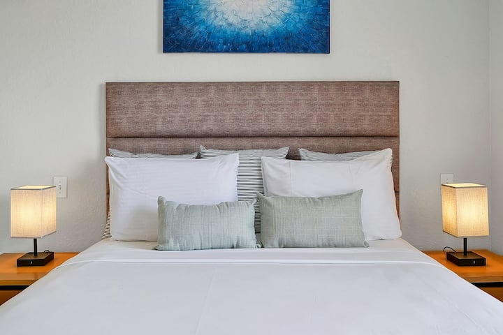 Baada ya siku ya jasura, pumzika kwa starehe ya kitanda cha malkia. Kama vile kila kumbukumbu ya likizo ni ya kipekee, rangi za ukuta na mbao za kichwa zinaweza kutofautiana, na kuongeza mguso binafsi kwenye ukaaji wako.
