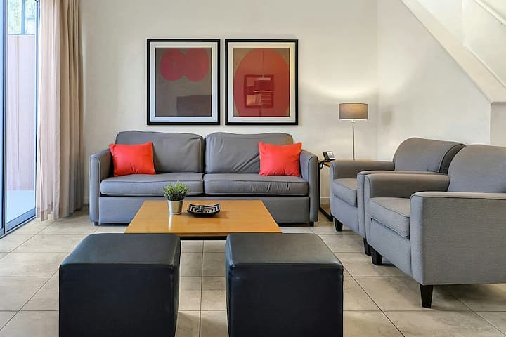 Gundua starehe na mtindo katika nyumba yako ya kupangisha ya likizo yenye nafasi kubwa. Kila nyumba ni kimbilio la kipekee, kwa mtindo wake wa mapambo, mpangilio wa sakafu iliyo wazi na Televisheni mahiri kwa ajili ya burudani yako.

