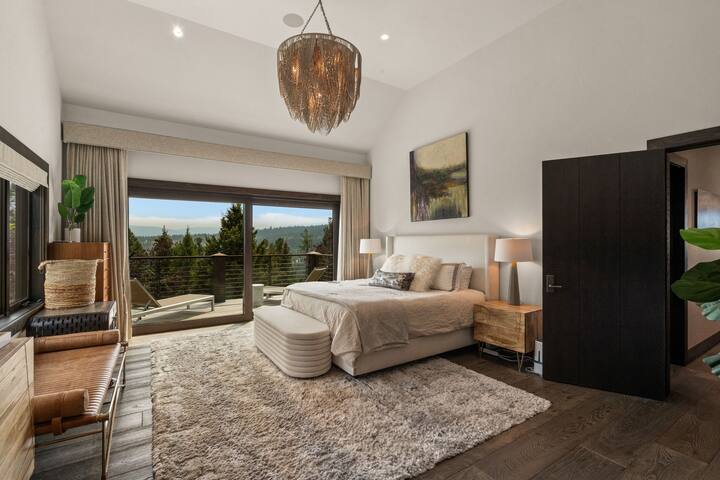 Private Luxury Escape | Deck, Hot Tub + Views!