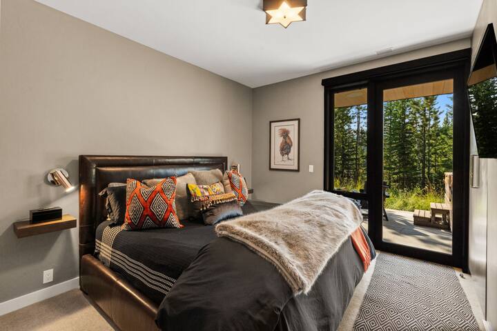 Luxury Mountain Stay | Hot Tub, Views & More