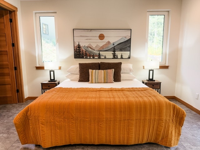 غرفة نوم داخلية بسرير كينج