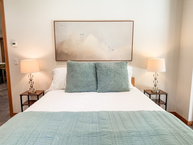 غرفة نوم بسرير بحجم "كوين"